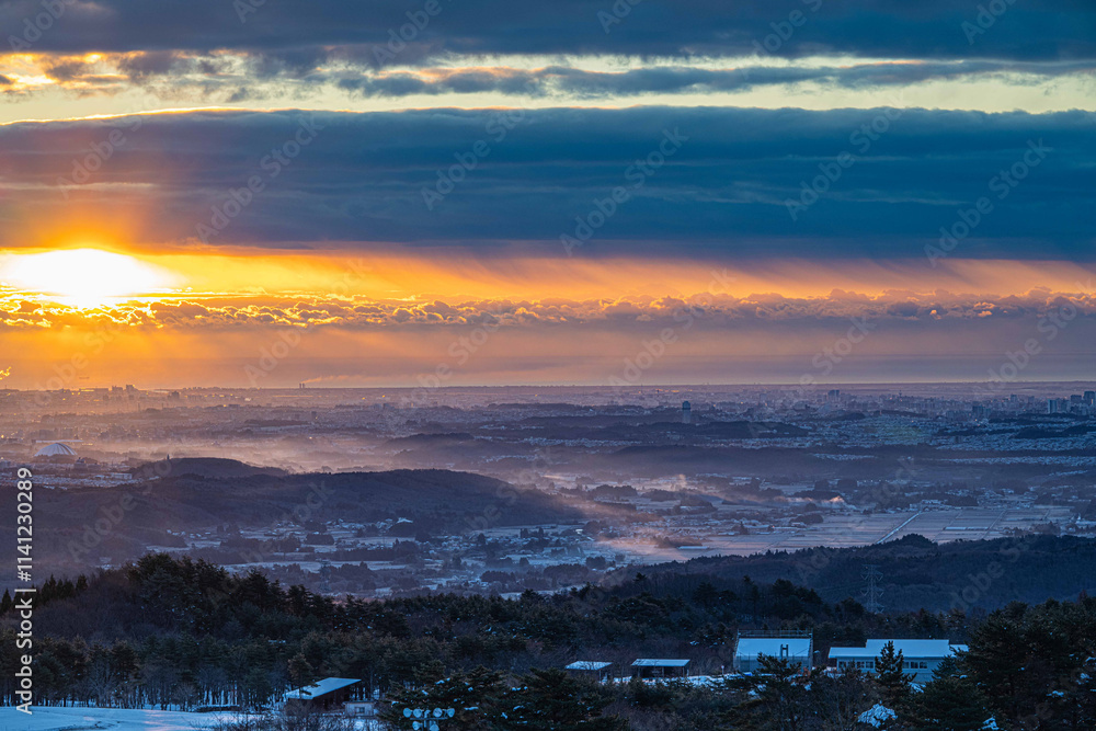 Fototapeta premium 朝日は冠の里へ