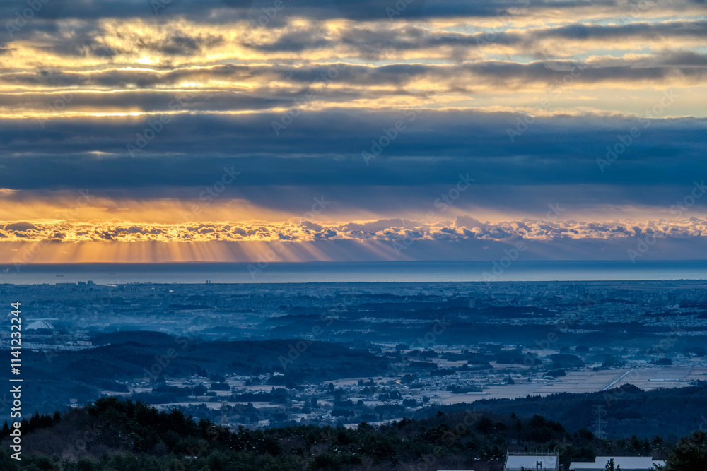 Obraz premium 朝日は冠の里へ