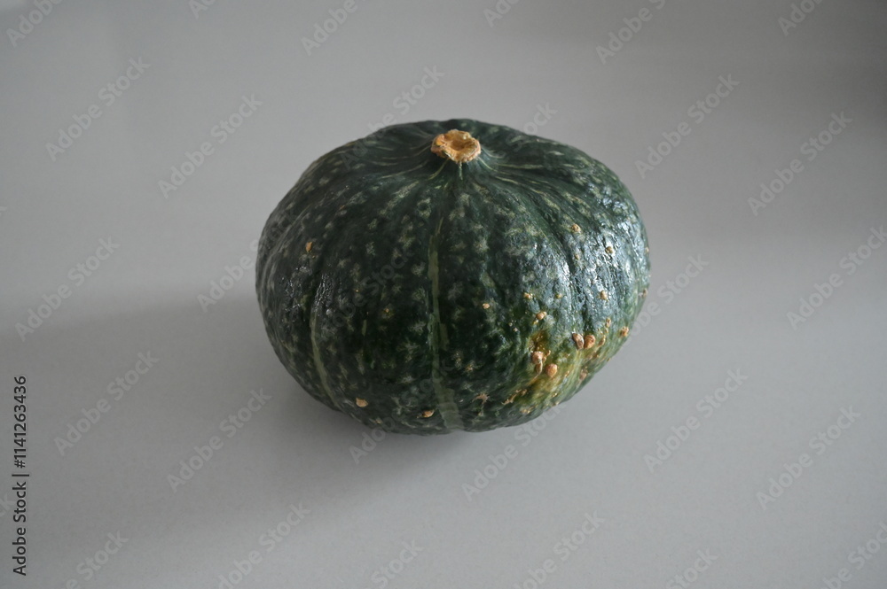zucca fresca sul piano di una cucina zucca fresca sul piano di una cucina