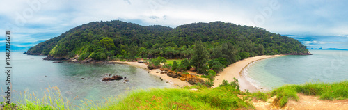 Fotografía View curve of sand beach with many rocks, green mountain and blue sky background, Laem Tanod Viewpoint as the location of the Mu Ko Lanta National Park, Krabi province, Thailand