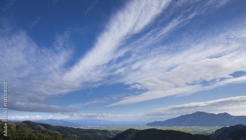 澄み切ったさわやかな日本の冬の青空と長く伸びた雲 海岸や湖の岸に山々の影 正月・新年・アウトドア 朝のイメージ 澄み切ったさわやかな日本の冬の青空と長く伸びた雲 海岸や湖の岸に山々の影 正月・新年・アウトドア 朝のイメージ