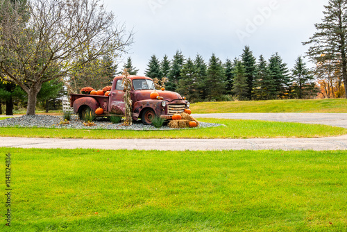 Schilderij op canvas Old rusty truck decorated with pumpkins and cornstalks
