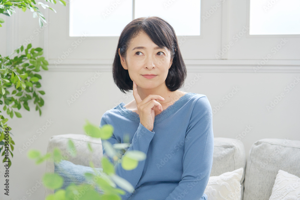 女性　50代　考える　リビング