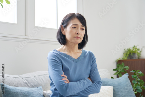 Foto 女性　50代　更年期障害　リビング