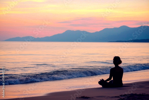 夕暮れの海岸で瞑想する女性、穏やかな自然風景