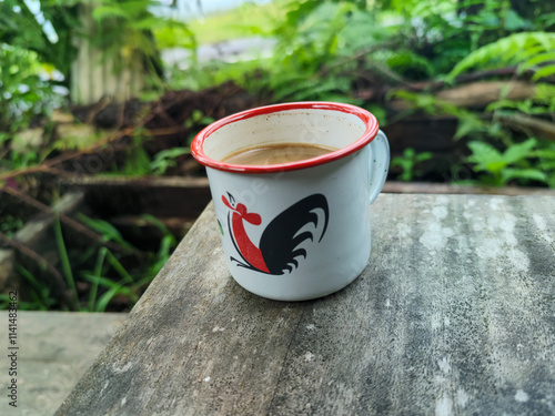 Cangkir kopi di atas meja kayu, latar belakang pemandangan toko tradisional yang alami dan buram. Cangkir kopi klasik di atas meja kayu. photo