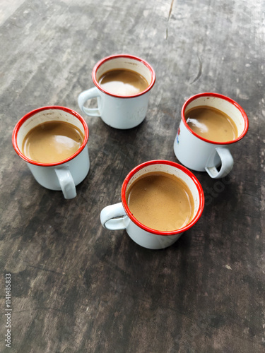 Cangkir kopi di atas meja kayu, latar belakang pemandangan toko tradisional yang alami dan buram. Cangkir kopi klasik di atas meja kayu. photo