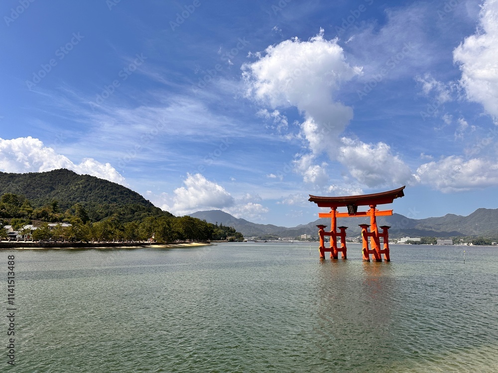 晴天の厳島神社の鳥居 晴天の厳島神社の鳥居