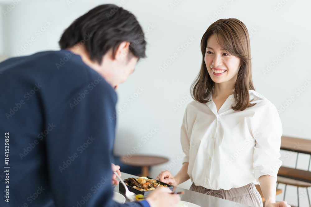 料理をする夫とそれを見守る妻 料理をする夫とそれを見守る妻