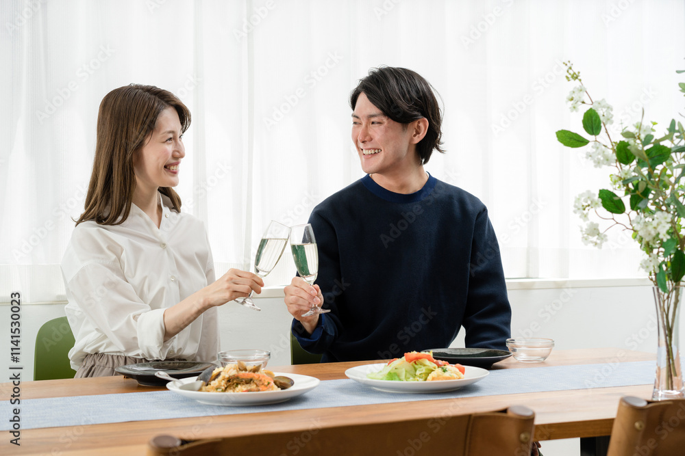 自宅でゆっくり昼食を楽しむ夫婦(ホームパーティ・おうち時間) 自宅でゆっくり昼食を楽しむ夫婦(ホームパーティ・おうち時間)