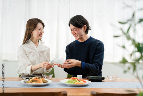 自宅でゆっくり昼食を楽しむ夫婦（ホームパーティ・おうち時間）