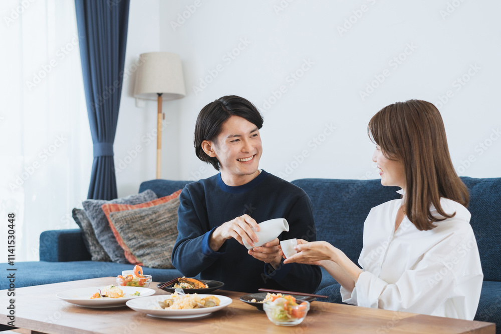 ダイニングでゆっくり食事を楽しむ夫婦 ダイニングでゆっくり食事を楽しむ夫婦