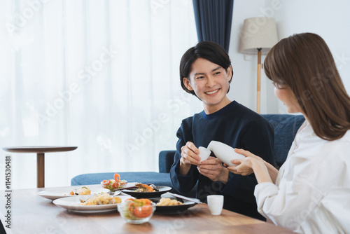 ダイニングでゆっくり食事を楽しむ夫婦