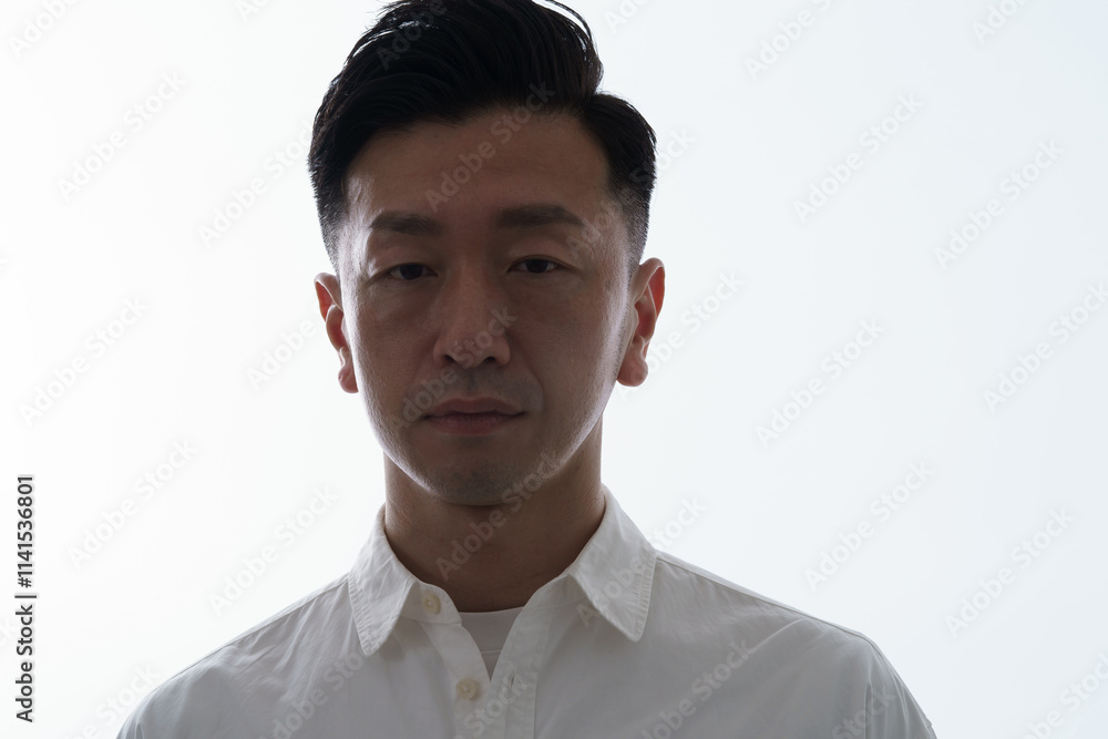白バックの前に立つミドル男性 白バックの前に立つミドル男性