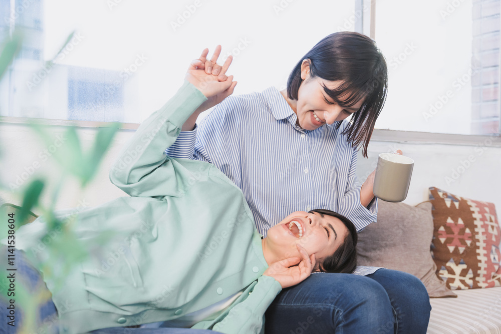 いちゃつく女性カップル(女性同士のパートナーのイメージ) いちゃつく女性カップル(女性同士のパートナーのイメージ)