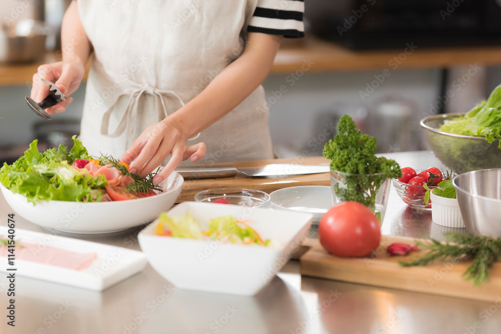 キッチンで料理を作る女性 キッチンで料理を作る女性