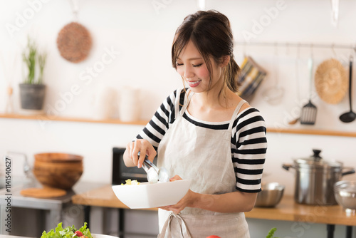 キッチンで料理を作る女性