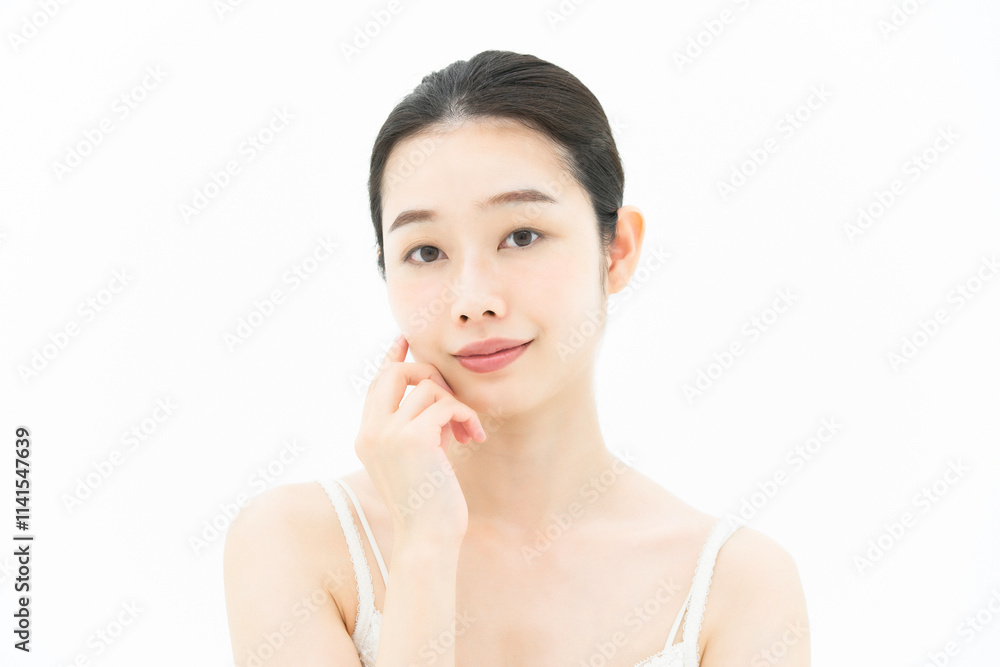 肌の状態を確かめる女性 肌の状態を確かめる女性