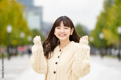 Tableau sur toile 笑顔でガッツポーズをする若い女性