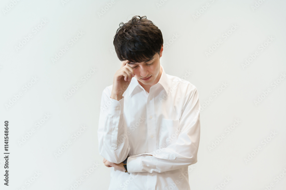 疲れた様子の若い男性 疲れた様子の若い男性