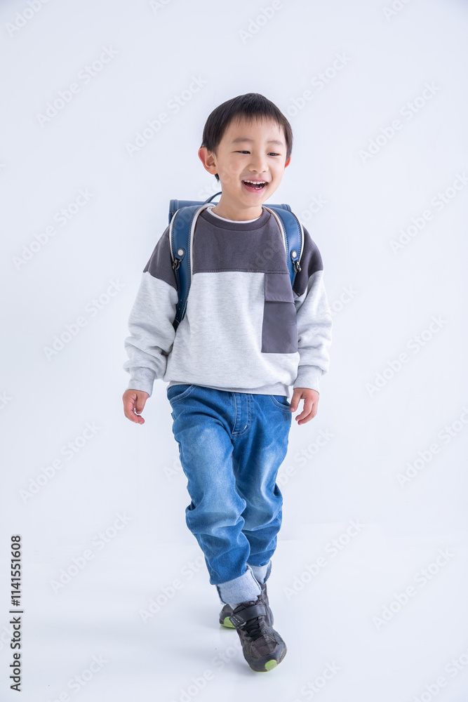 笑顔の小学生の男の子
