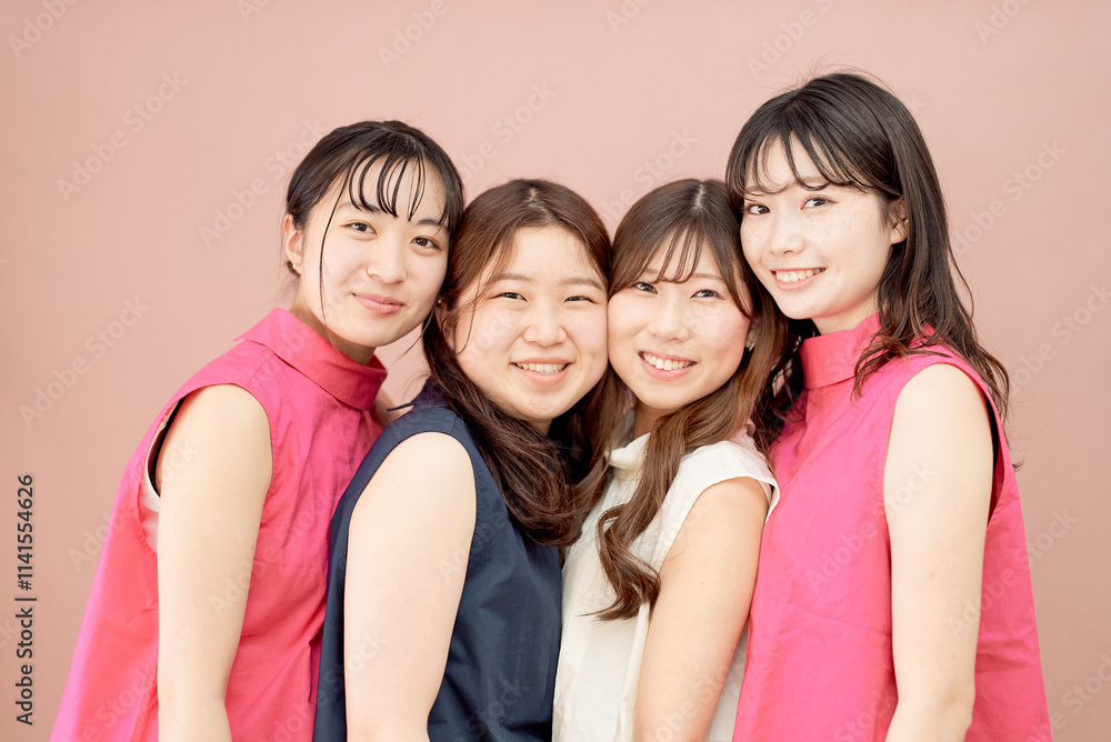 仲良しな若い女性4人組 仲良しな若い女性4人組