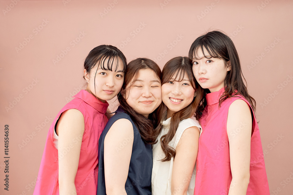 仲良しな若い女性4人組 仲良しな若い女性4人組