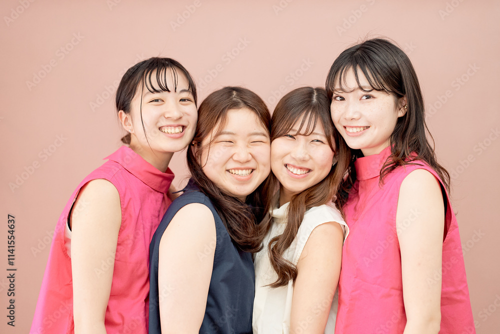仲良しな若い女性4人組 仲良しな若い女性4人組