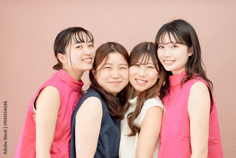 仲良しな若い女性4人組 仲良しな若い女性4人組