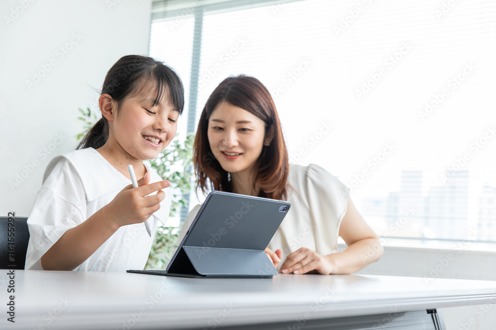 タブレット学習する生徒と先生 タブレット学習する生徒と先生