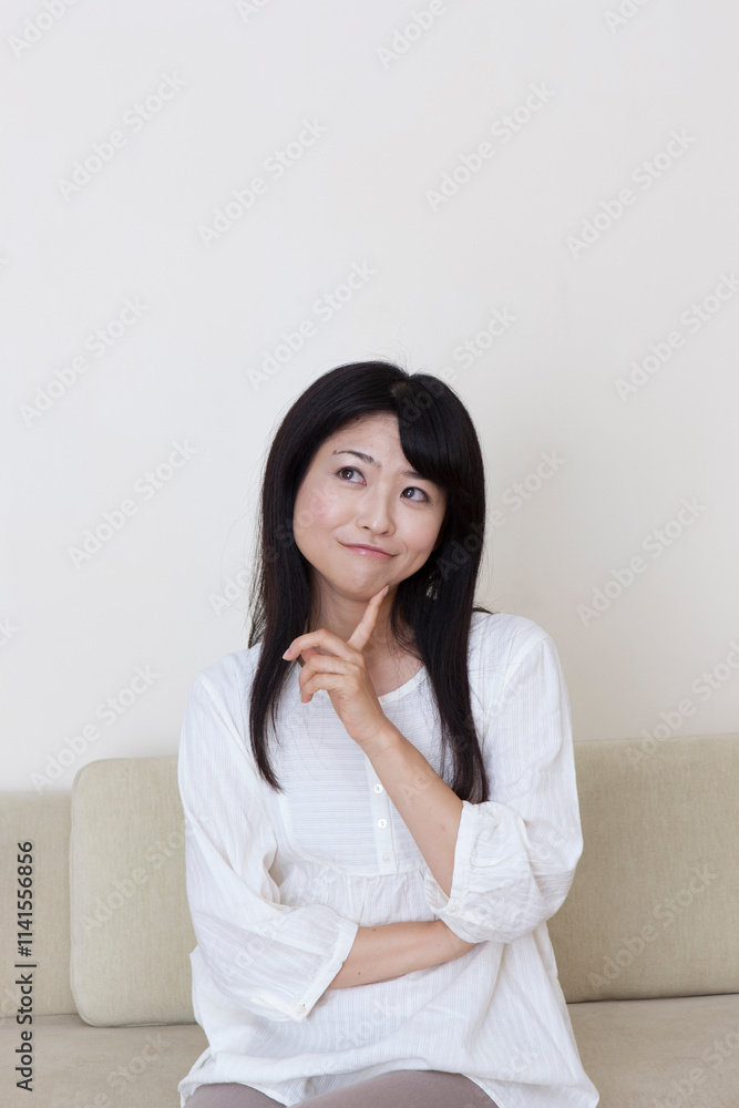 考え事をする若い女性