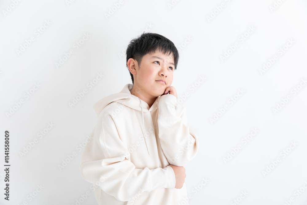 考え事をする子供 考え事をする子供