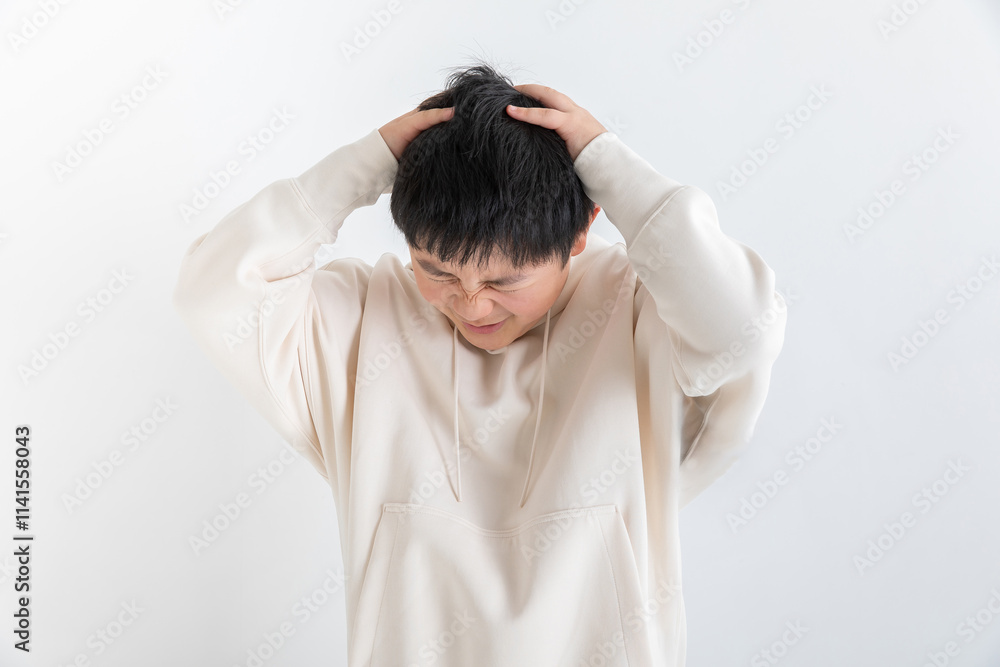 悔しくて頭を抱える子供