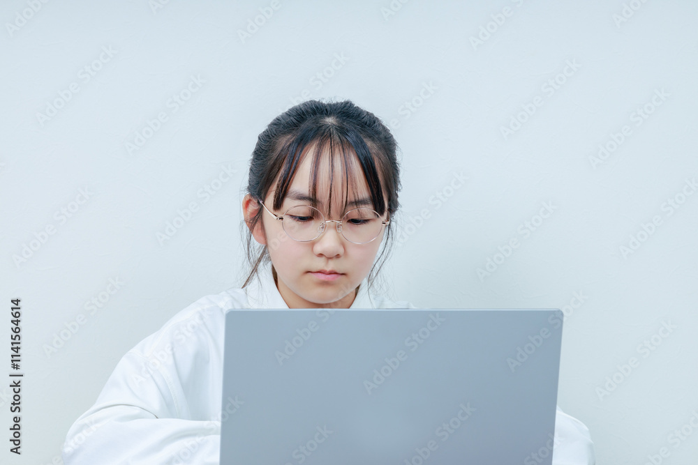オンライン学習をする眼鏡をかけた女の子 オンライン学習をする眼鏡をかけた女の子