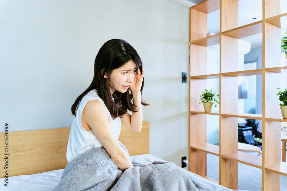 賃貸の部屋の騒音トラブルのストレスで不眠症になり寝不足と疲労と体調不良で頭痛がして悩む30代の女性 賃貸の部屋の騒音トラブルのストレスで不眠症になり寝不足と疲労と体調不良で頭痛がして悩む30代の女性