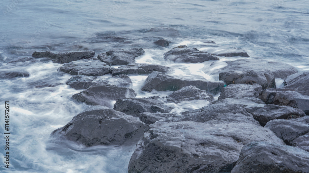 Fototapeta premium waves on the rocks