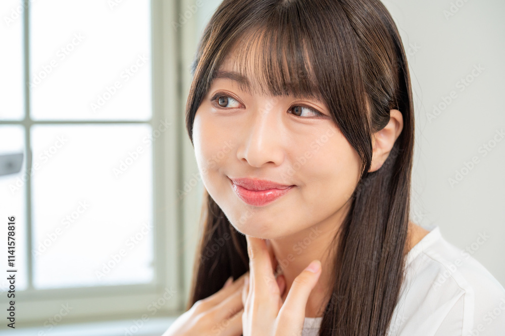 鏡を見て肌を確認する女性