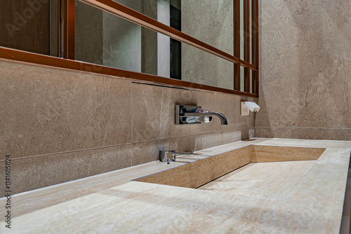 The wooden interior with red color has a slightly old feel, but it is a design that does not get old