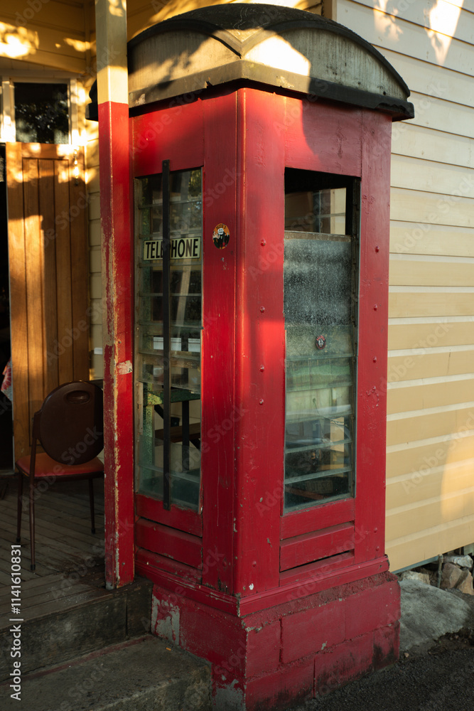 Obraz premium Old Red telephone box outside a hotel in Queensland Australia.