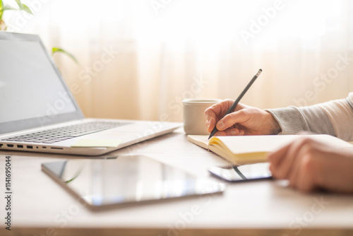 Foto Woman Remote Working From Home Distance Office On Laptop Taking Notes