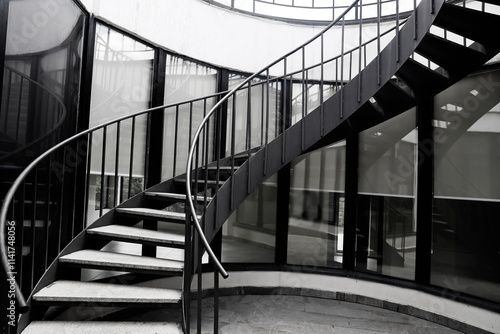 Foto metal spiral staircase with rails, iron stairway in modern building with big windows
