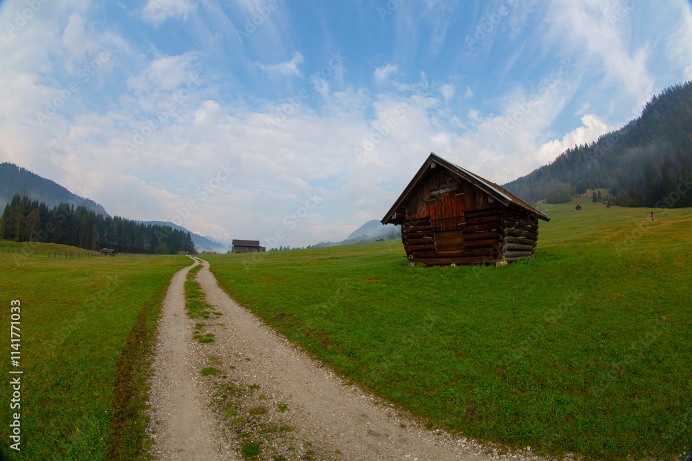 A field path leads to the beautifully situated Geroldsee. A field path leads to the beautifully situated Geroldsee.