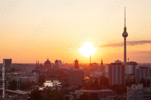 Ausblick auf Berlin mit der untergehenden Sonne am Horizont und der Berliner Fernsehturm Alex, das Rote Rathaus, Berliner Innenstadt und Spree.