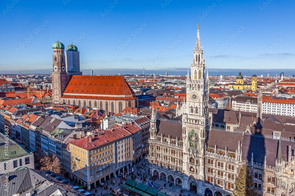 Fototapeta premium Munich in beautiful weather with church of our lady and historic town hall