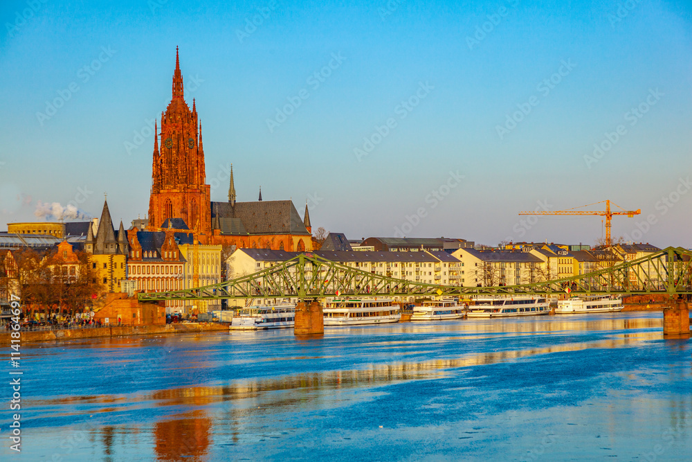 Obraz premium cityview of Frankfurt with river main
