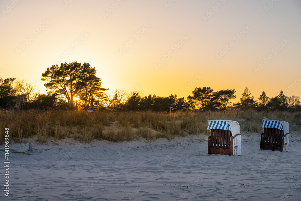 Strandkörbe bei Sonnenuntergang, Rügen, Mecklenburg-Vorpommern, Deutschland
