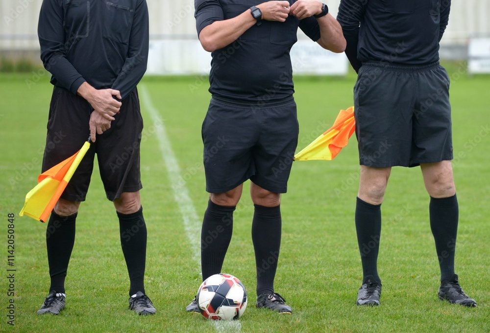 les trois arbitres au football