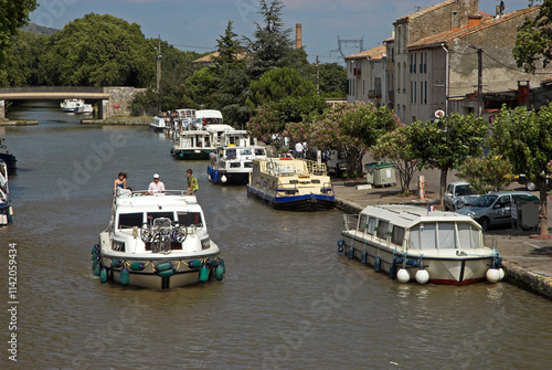 Péniche de tourisme, Port de Homps, Canal du Midi, 11, Aude, France photo