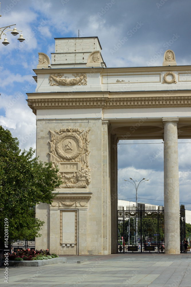 Obraz premium Arch in the Gorky Central Park of Culture and Leisure, Moscow, Russia