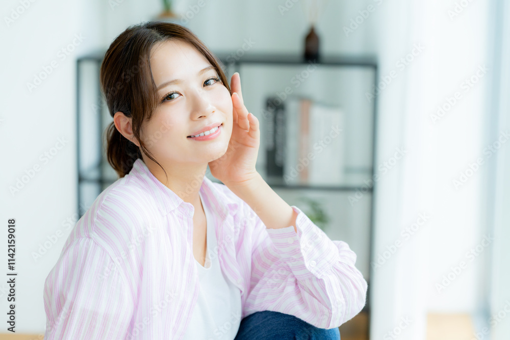 部屋でリラックスする女性 部屋でリラックスする女性